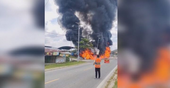 Truk Tangki Bawa Ribuan Liter Pertalite Meledak di Sintang. (Foto/Doc)