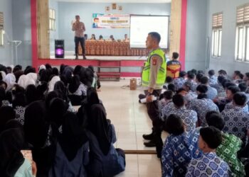 Kapolsek Belitang III, Iptu Sapariyanto,.SH memberikan penyuluhan dan pemberian materi dalam kegiatan masa pengenalan lingkungan sekolah (MPLS) di SMAN 1 Belitang III, Kamis, 17 Juli 2025. (Foto/Yesi)