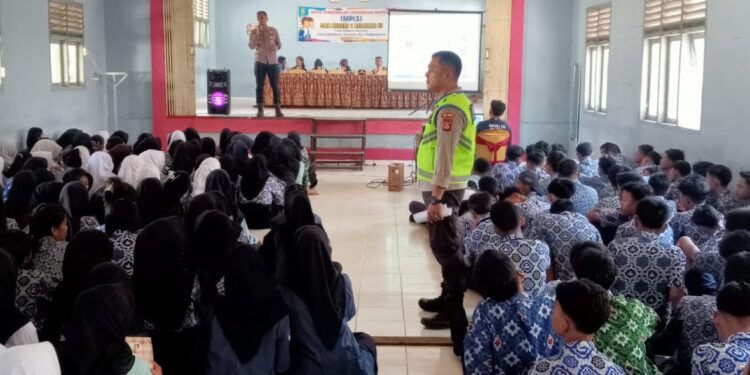 Kapolsek Belitang III, Iptu Sapariyanto,.SH memberikan penyuluhan dan pemberian materi dalam kegiatan masa pengenalan lingkungan sekolah (MPLS) di SMAN 1 Belitang III, Kamis, 17 Juli 2025. (Foto/Yesi)