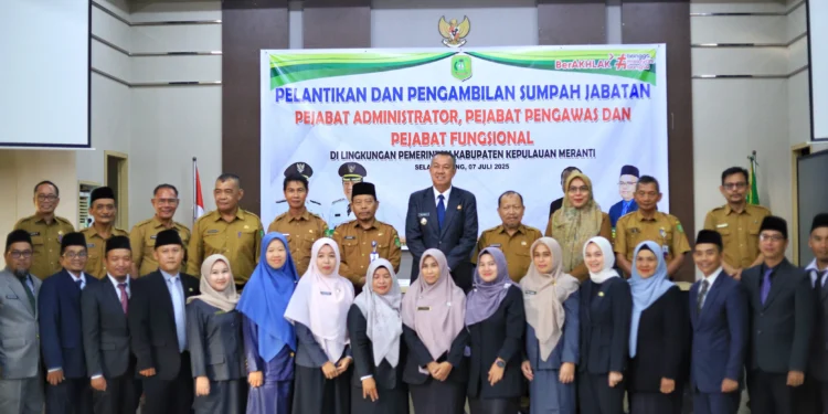 Wabup Kepulauan Meranti Lantik 32 Pejabat Fungsional dan Administrator. (Foto/Diskominfo Kep. Meranti)