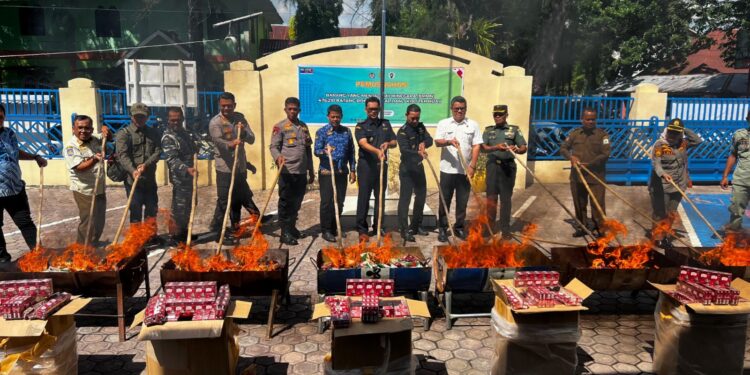 Bea Cukai Langsa Musnahkan Sejumlah Barang Ilegal dan Barang Bukti Penyidikan. (Foto/DJBC Aceh)