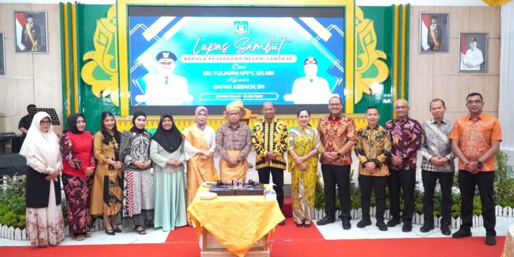 Syah Afandin Sambut Hangat Kajari Baru. (Foto/Diskominfo Langkat)