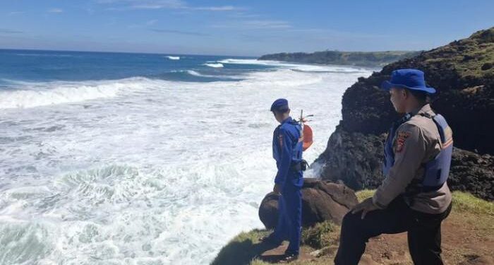 Proses Pencarian Dua Orang Hilang di Pantai Puncak Guha Garut. (Foto/Doc)