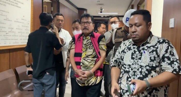 Mantan pejabat Mahkamah Agung (MA) Zarof Ricar (Tengah). (Foto/Doc)