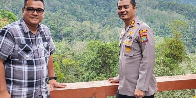AKBP Yasir Ahmadi berfoto bersama Eks Kadishub Sumut, Topan Ginting. (Foto/Doc)
