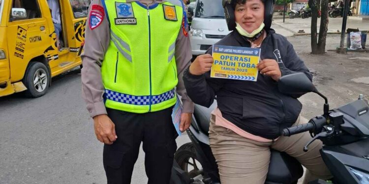 Subsatgas Preventif Polres Langkat Melaksanakan Penyuluhan Lalu Lintas. (Foto/JR Siahaan)