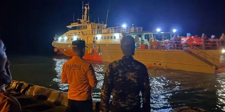Tim BPBD bersama Basarnas dan instansi terkait lainnya berhasil menemukan semua korban kapal karam di Selat Sipora. (Foto/Doc)