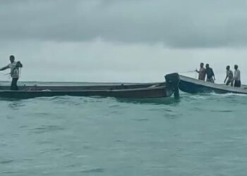Warga di Maluku Tenggara ikut mencari sejumlah mahasiswa Universitas UGM yang tenggelam usai longboat yang mereka tumpangi tenggelam di laut Maluku Tenggara, Selasa (1/7/2025). (Foto/Doc)