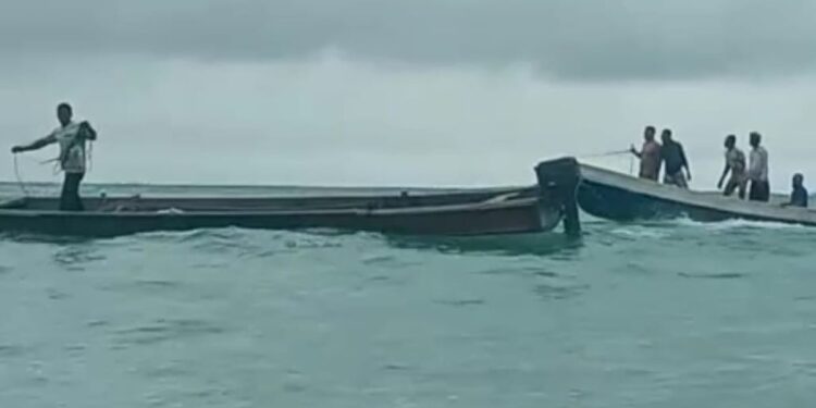 Warga di Maluku Tenggara ikut mencari sejumlah mahasiswa Universitas UGM yang tenggelam usai longboat yang mereka tumpangi tenggelam di laut Maluku Tenggara, Selasa (1/7/2025). (Foto/Doc)