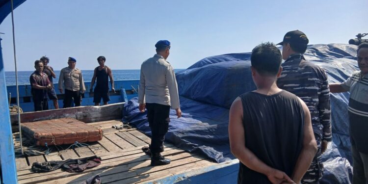 Kapal yang mengangkut jagung mentah seberat 665 ton lebih terombang-ambing di laut Bali Utara selama hampir dua hari. (Foto/Doc)