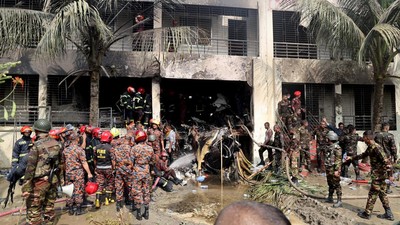 Pesawat Latih AU Bangladesh Jatuh di Kompleks Sekolah. (Foto/Doc)