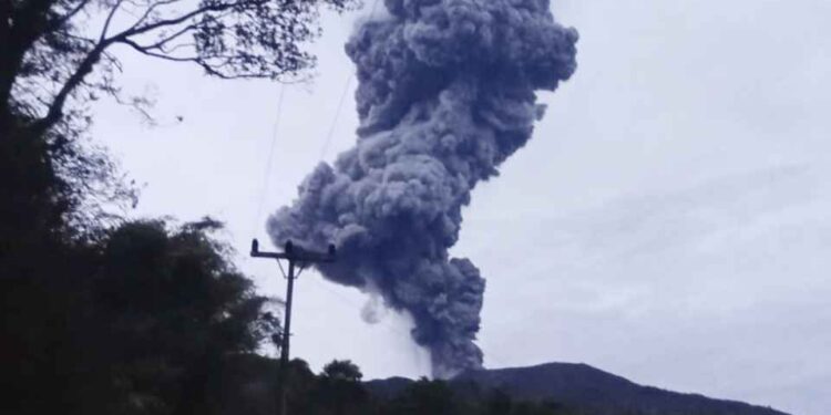 Gunung Marapi di Bukittinggi, Sumatra Barat, kembali erupsi pada Senin, 14 Juli 2025 pukul 19.15 WIB.  (Foto/Doc)