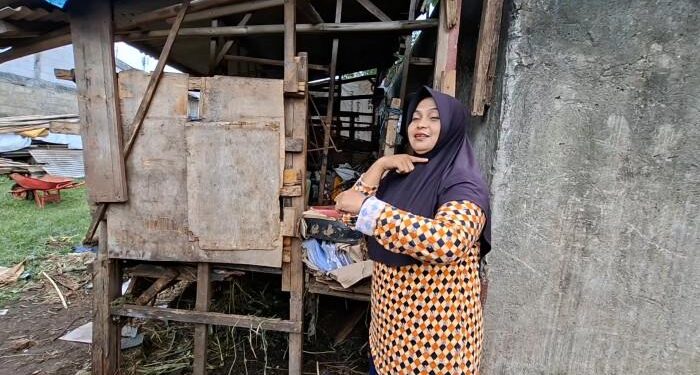 Dwi menunjukkan lokasi kandang kambing miliknya. (Foto/Doc)