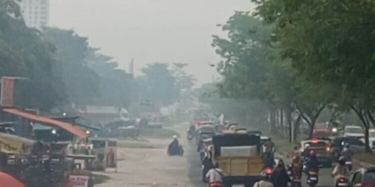 Kabut asap karhutla menyelimuti kawasan Jalan Soekarno Hatta, Kota Pekanbaru, Riau, Kamis (17/7/2025). (Foto/Doc)
