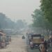 Kabut asap karhutla menyelimuti kawasan Jalan Soekarno Hatta, Kota Pekanbaru, Riau, Kamis (17/7/2025). (Foto/Doc)