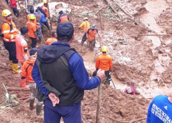 BASARNAS, BPBD, TAGANA dan TNI POLRI serta dibantu warga melakukan pencarian dua korban  yang tertimbun tanah longsor di kampung Ciomas. (Foto/Panca & Yos)
