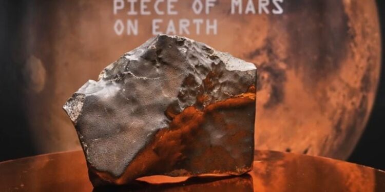 Sebuah batu meteorit pecahan dari planet Mars terbesar yang ada di Bumi. (Foto/Doc)
