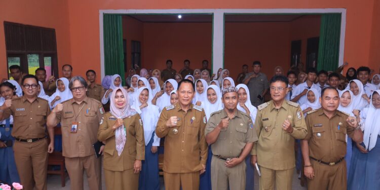 Bupati Tuba Kunjungi SMA Negeri 1 Way Dente. (Foto Maria & Mas Derik)