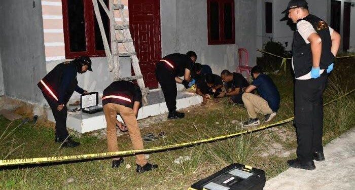 Olah TKP rumah Aipda Misnal Soni oleh Satreskrim Polres Aceh Timur dan Balmetfor Sumut, Senin (28/10/2024). (Foto/Doc)