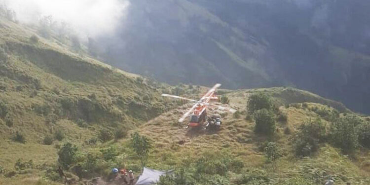 Helikopter SAR mendarat untuk melakukan upaya evakuasi pendaki asal Belanda yang terjatuh di Gunung Rinjani, Kamis (17/7/2025). (Foto/Doc)