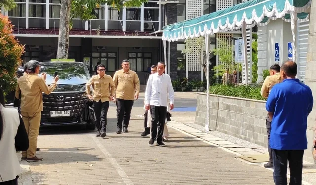 Jokowi tiba di acara reuni angkatan 80 Fakultas Kehutanan UGM yang digelar di kampus, Sabtu (26/7/2025). (Foto/Doc)