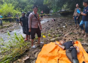 Polisi sedang melakukan olah TKP di lokasi istri memenggal kepala suami, di Desa Paramasan Atas, Banjar, Kalsel.  (Foto/Doc)