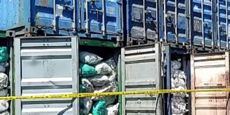 Kontainer berisi batu bara ilegal yang ditambang dari IKN. (Foto/Doc)