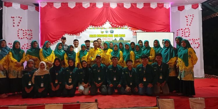 Kades Mepar dan Ketua PKK, serta Anggota DPRD Lingga Yudi Saputra berfoto bersama mahasiswa KKN Stisipol. (Foto/Doc)