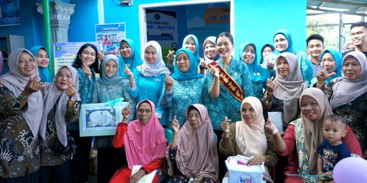 Ny. Endang Kurniasih Dampingi Kahiyang Ayu Tinjau Posyandu dan Salurkan Bantuan di Langkat. (Foto/Diskominfo Langkat)