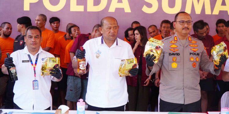 Bupati Langkat H. Syah Afandin, SH menghadiri kegiatan press release pengungkapan kasus narkoba di Mapolres Langkat. (Foto/Diskominfo Langkat)