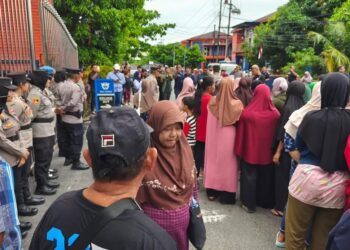 Masyarakat yang melakukan aksi demo di Kanwil Bea Cukai Khuusus Kepri di Karimun. (Foto/Jimi).