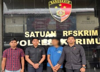 Personil Satuan Reskrim Polres Karimun berfoto dengan pelaku pencuri. (Foto/Dok).