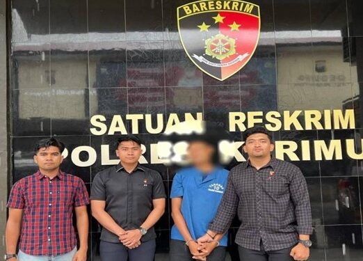 Personil Satuan Reskrim Polres Karimun berfoto dengan pelaku pencuri. (Foto/Dok).