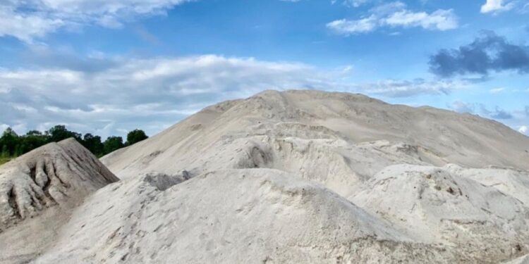 Tumpukan produksi pasir kuarsa PT Tri Tunas Unggul di Kabupaten Lingga yang di eksport ke China. (Foto/Dokumentasi).