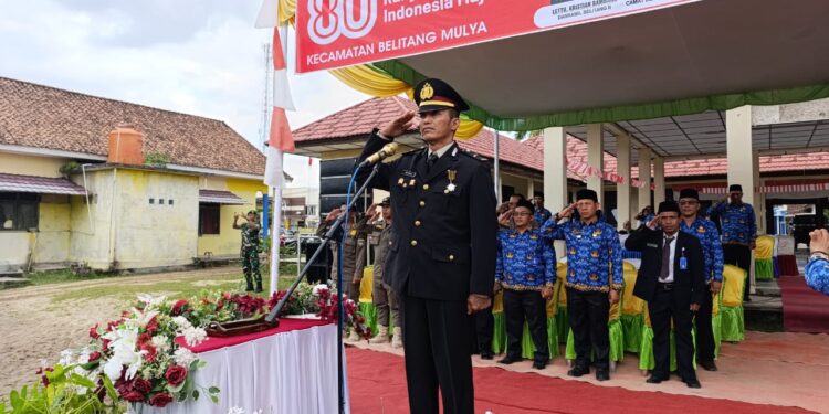 Kanit Provos Polsek Belitang II Pimpin Upacara Penurunan Bendera HUT ke-80 RI. (Foto/Yesi)