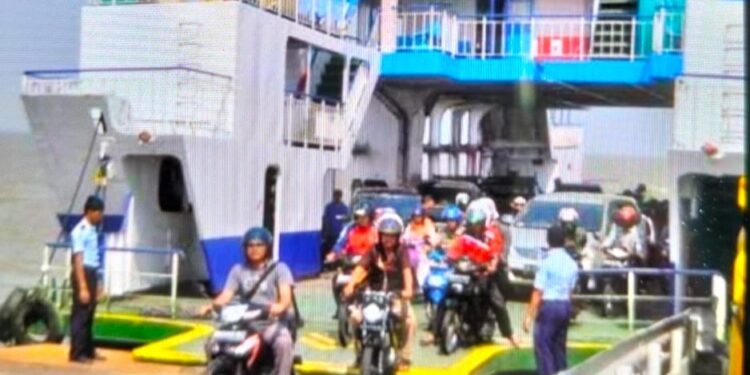 Kapal Fery Roro Tujuan Bengkalis-Sungai Pakning Hanya Beroperasi 1 Unit. (Foto/Darwis)