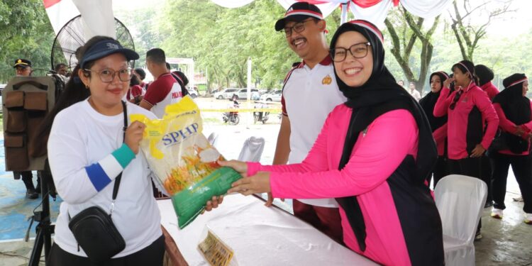 Kapolres Langkat dan Ibu Bhayangkari turun langsung pada acara tersebut. (Foto/JR Siahaan)