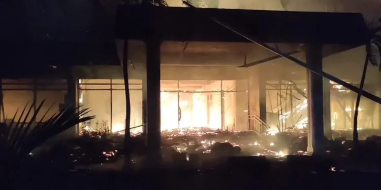 Massa di Kediri Ricuh Bakar Gedung DPRD . (Foto/Doc)
