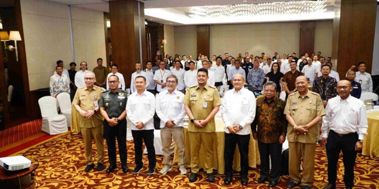H. Syah Afandin, SH menghadiri sosialisasi dan implementasi Peraturan Menteri Energi dan Sumber Daya Mineral (ESDM) Nomor 14 Tahun 2025. (Foto/Diskominfo Langkat)