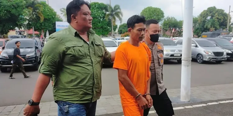 M Ridwan (39) saat digelandang ke Polresta Bandar Lampung. (Foto/Doc)
