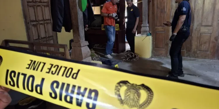 Polisi lakukan olah TKP pasutri bunuh diri di Tulungagung. (Foto/Doc)