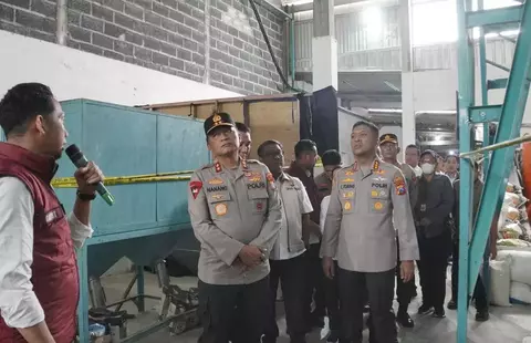 Pabrik Oplos Beras Premium di Sidoarjo Digerebek Polisi. (Foto/Doc)