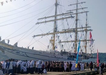 KRI Bima Suci Berlabuh di Teluk Bayur. (Foto/Doc)