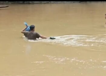 Penghulu di Pasaman Berenang Seberangi Sungai Demi Akad Nikah Warga. (Foto/Doc)