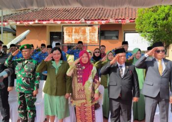 Upacara HUT ke-80 RI Kecamatan Belitang III. (Foto/Yesi)