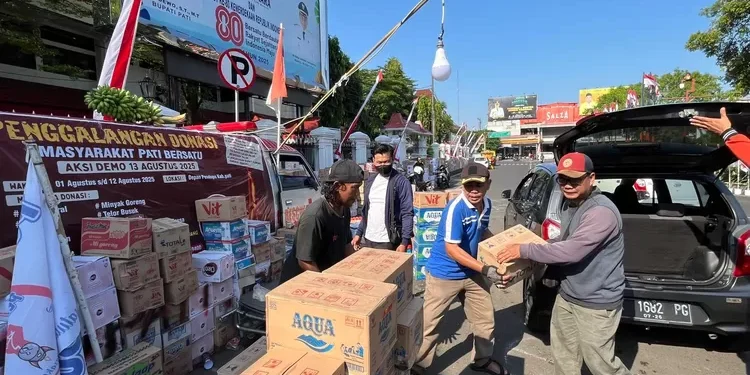 Tumpukan dus air mineral penuhi area sekitar kantor Bupati Pati sumbangan dari berbagai daerah untuk mendukung aksi demonstrasi akbar warga Pati yang dijadwalkan berlangsung 13 Agustus 2024. (Foto/Doc)
