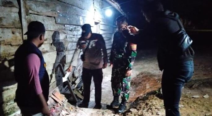 Polisi Melakukan Olah TKP Pria Tebas Leher Suami Siri Mantan Istri di OKU. (Foto/Doc)