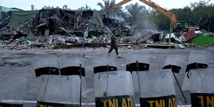Pasukan gabungan TNI, Polri dan Satpol PP berjaga dengan tameng saat berlangsungnya eksekusi Cafe Duku Indah (CDI) di kawasan Kutalimbaru, Deliserdang. (Foto/Doc)