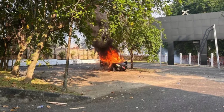 Satu unit mobil di Kejati dibakar massa demo di Jambi. (Foto/Doc)