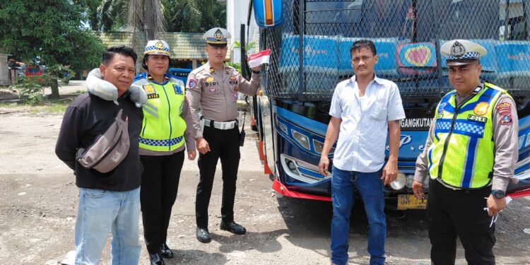 atlantas Polres Langkat Bagikan Bendera Merah Putih untuk Pengguna Jalan. (Foto/JR Siahaan)